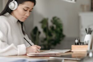 Vrouw met koptelefoon aan het werken