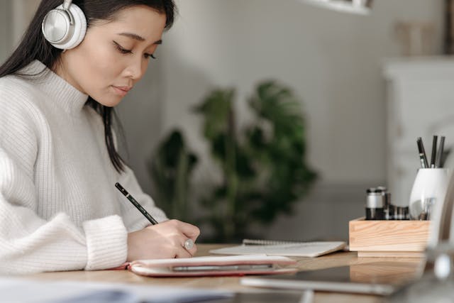 Vrouw met koptelefoon aan het werken