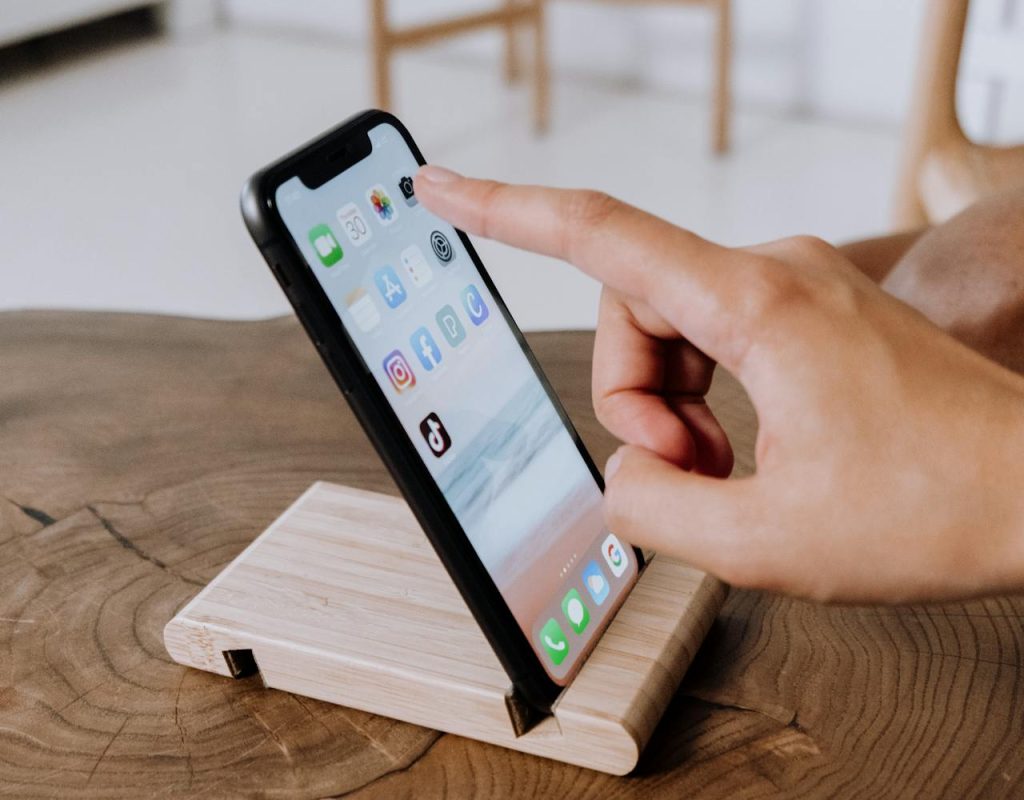 mobiel op holder